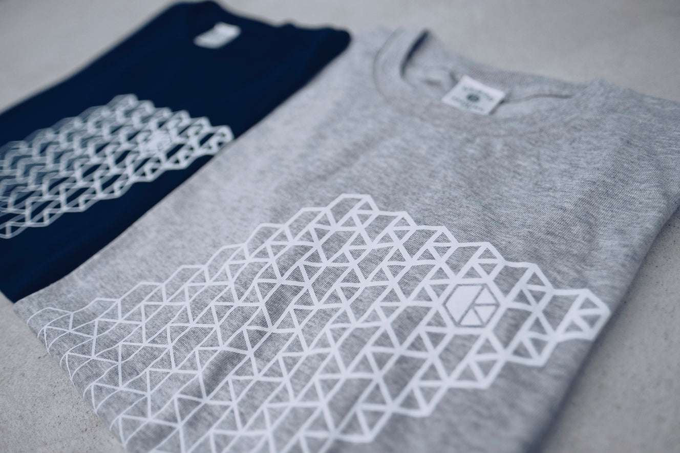 ロゴ グレー 半袖 Tシャツ (Logo Gray Tee)