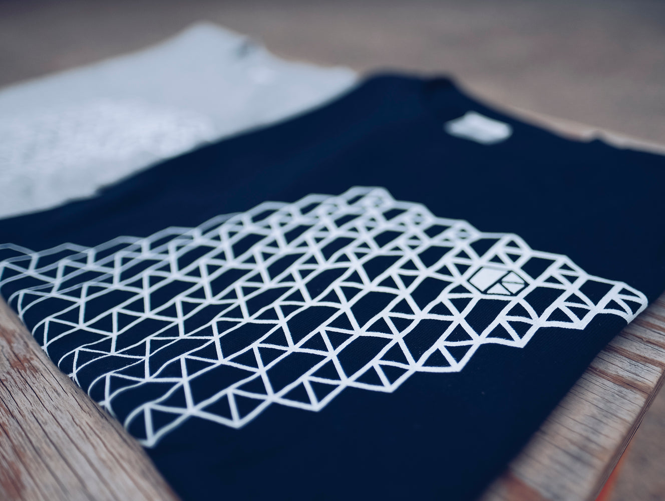 ロゴ 紺 半袖 Tシャツ (Logo Navy Tee)