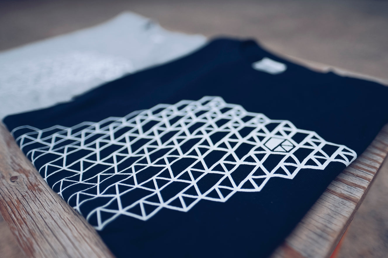 ロゴ 紺 半袖 Tシャツ (Logo Navy Tee)