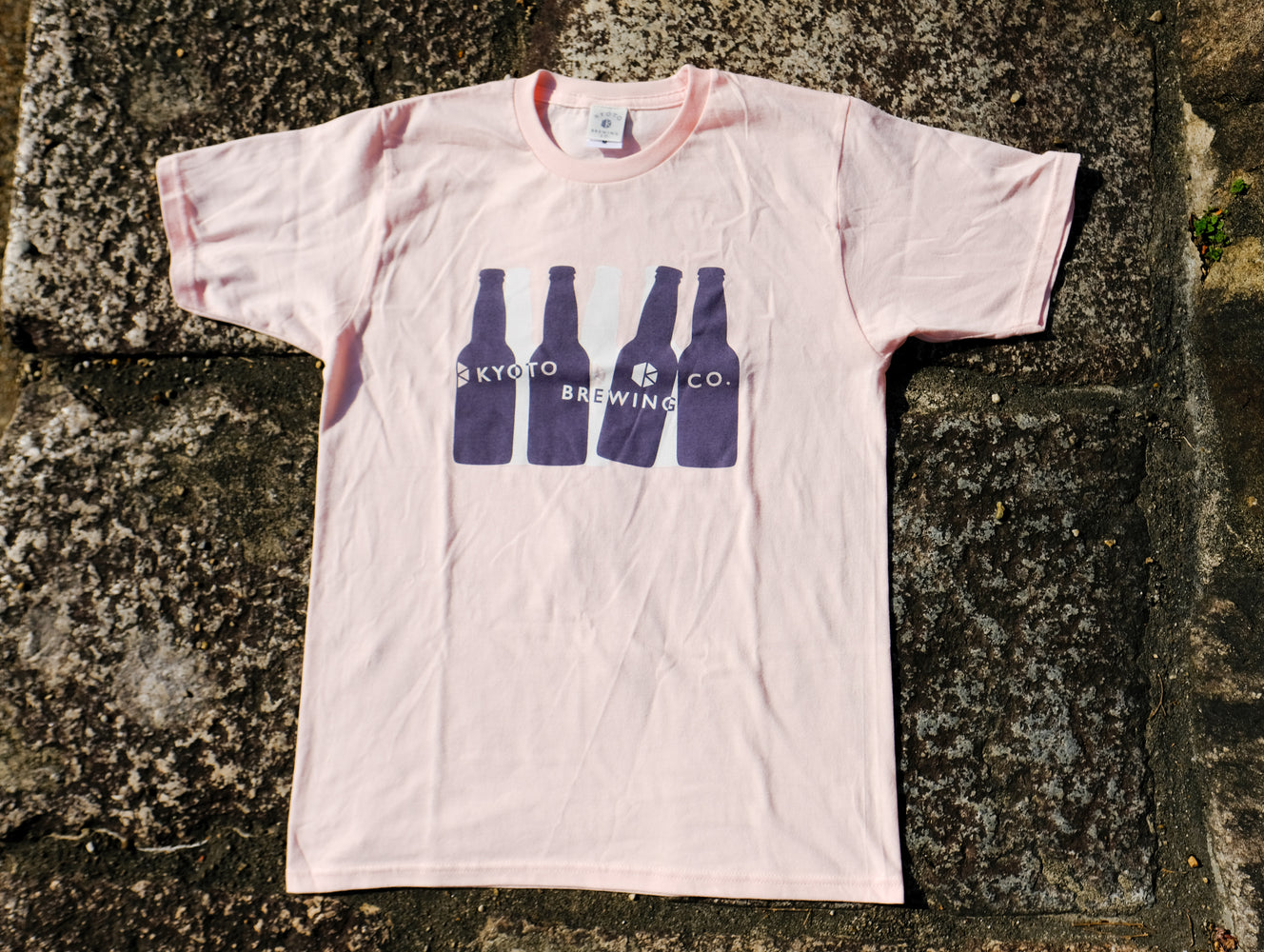 ボトルグラフィック ピンク 半袖 Tシャツ (Bottle Graphic Unisex Pink Tee)