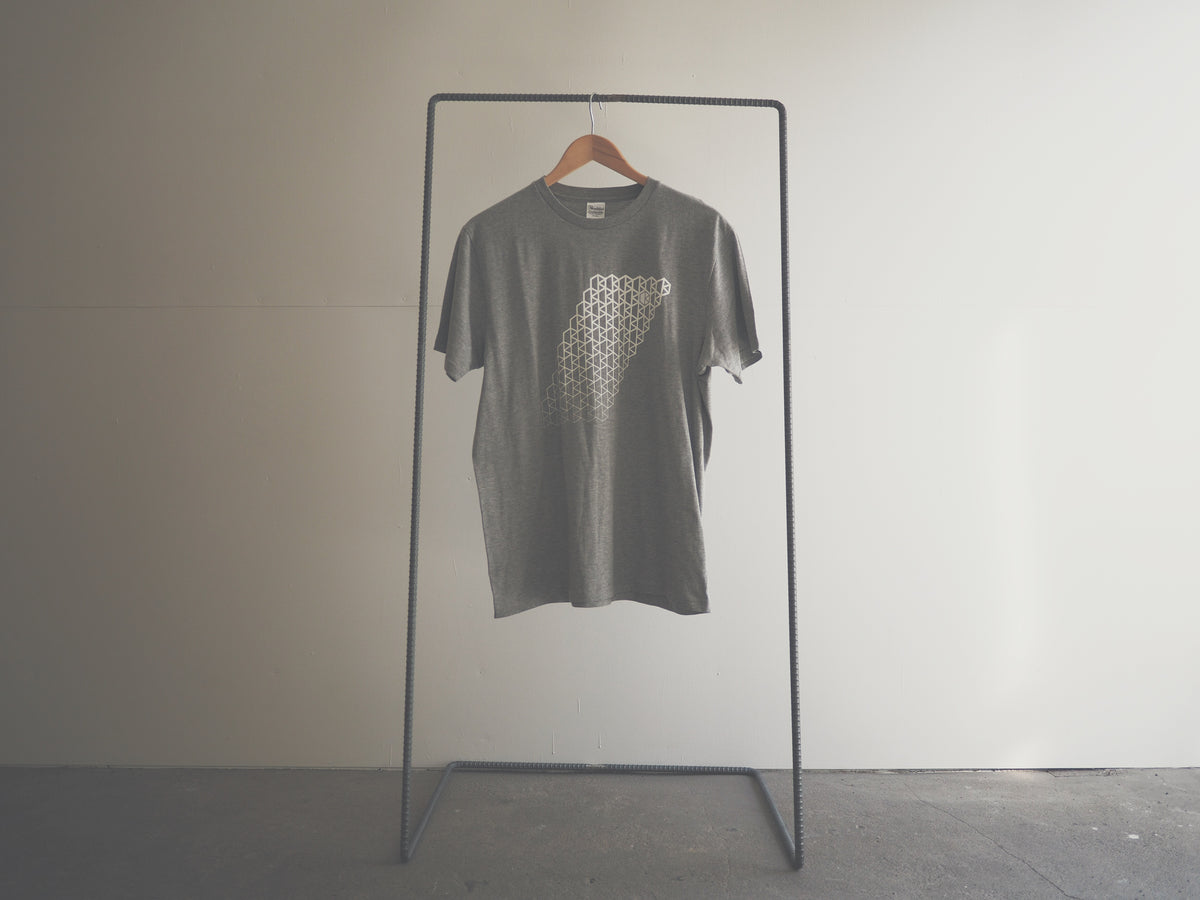 ロゴ グレー 半袖 Tシャツ (Logo Gray Tee)