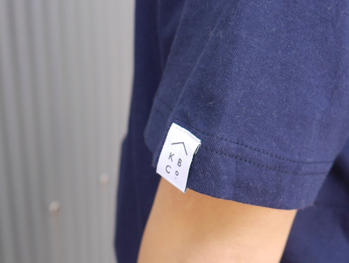 ロゴ 紺 半袖 Tシャツ (Logo Navy Tee)