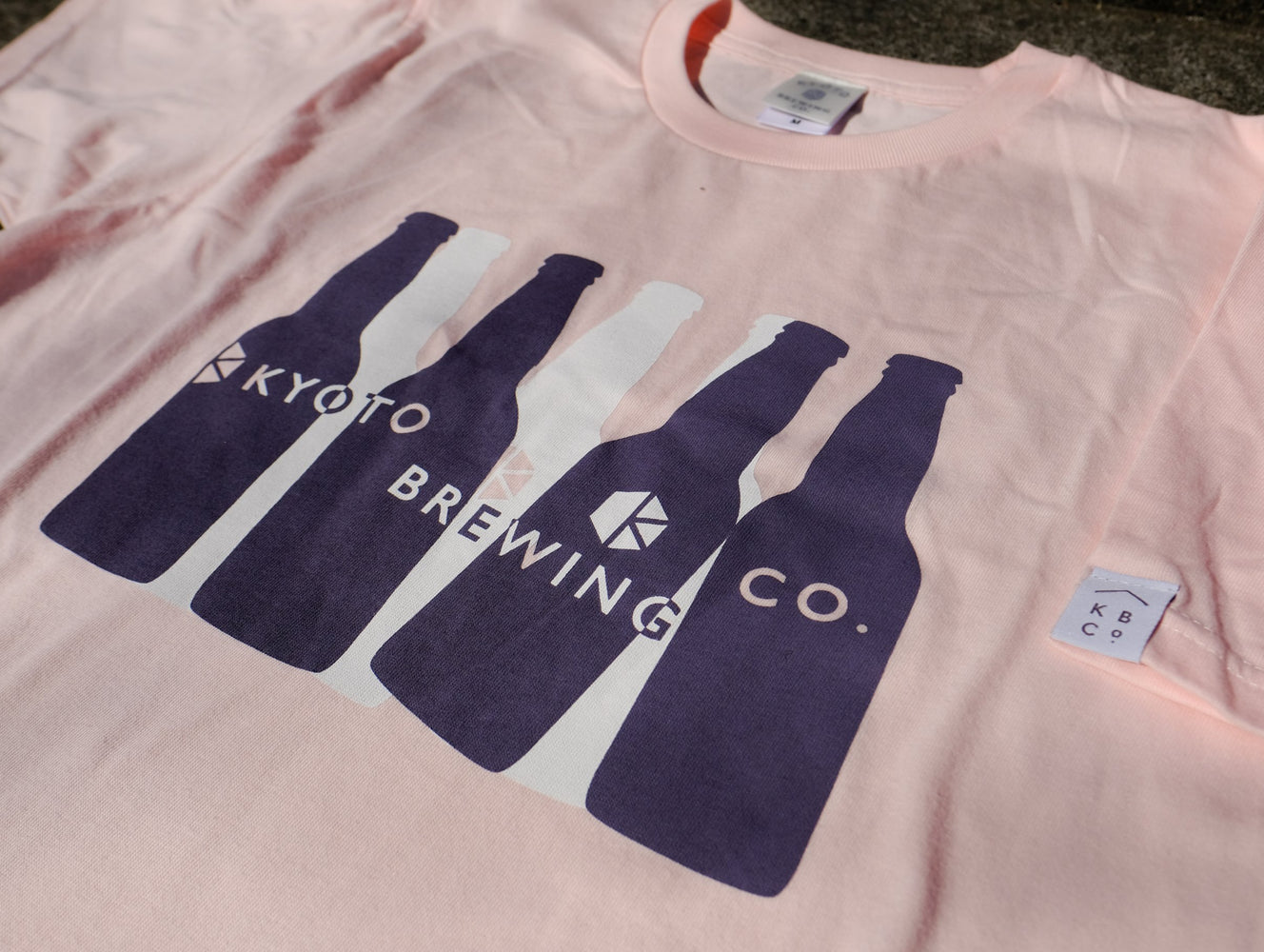 ボトルグラフィック ピンク 半袖 Tシャツ (Bottle Graphic Unisex Pink Tee)
