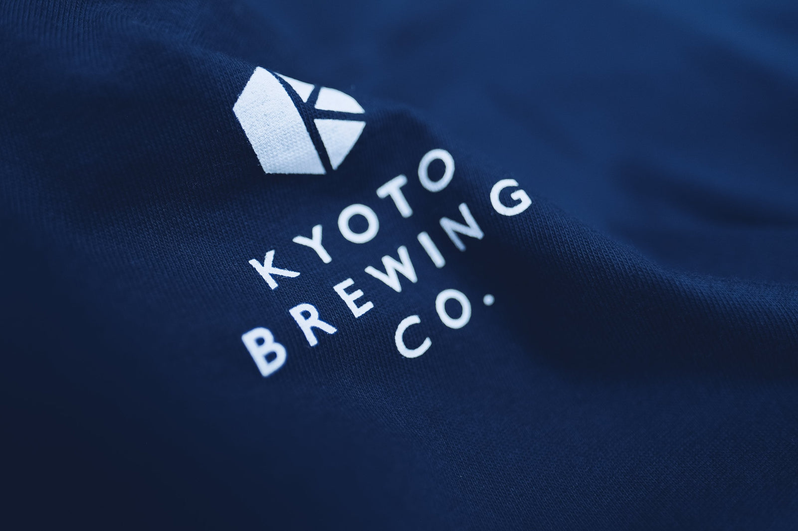 ロゴ 紺 半袖 Tシャツ (Logo Navy Tee) – Kyoto Brewing Co